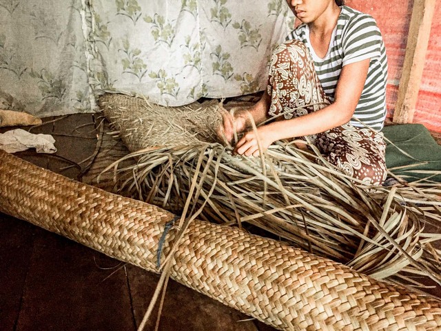 LIVELIHOOD. One of Dennis' children, who is in high school, helps her parents earn a living through pandan mat weaving. In Culion town, families earn at least P5,000 a month.