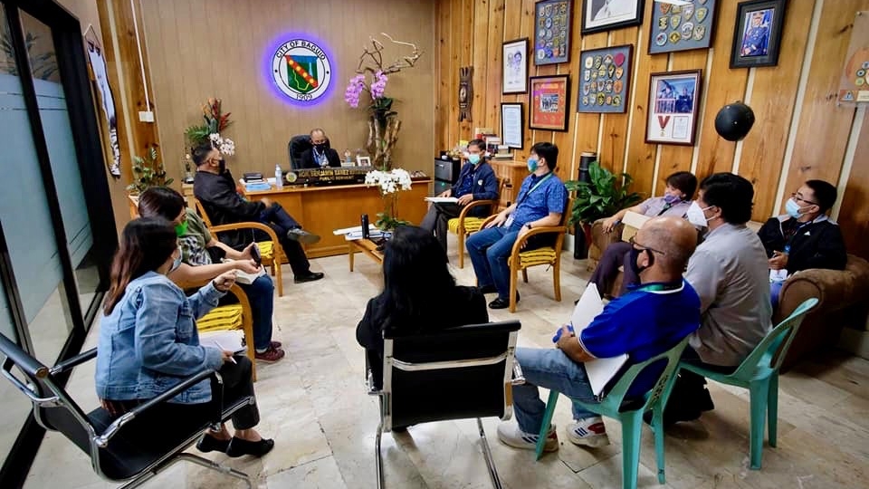 IN CONTROL. Mayor Magalong leads a meeting at city hall. Baguio City PIO