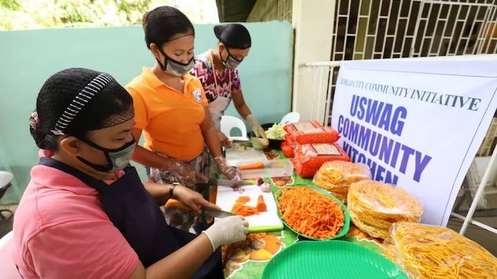 COMMUNITY KITCHEN. Volunteers prepare meals for Ilonggos in need. Photo from Iloilo City government