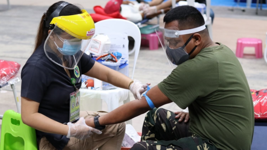 lapu lapu city residents donate blood for covid 19 patients