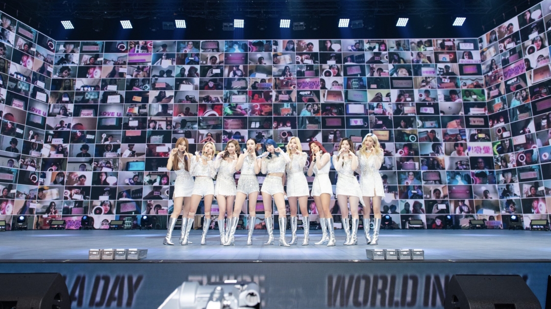 TWICE menghidupkan kembali kenangan, menjalin kenangan baru dengan penggemar di ‘World In A Day’