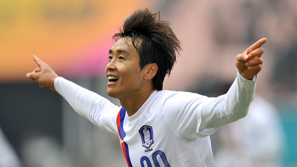 Football's record South Korean scorer Lee Donggook bows out