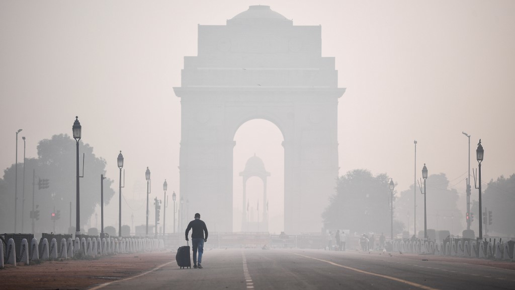 Indias Capital Awakes To Severe Smog As Revelers Defy Cracker Ban 2330