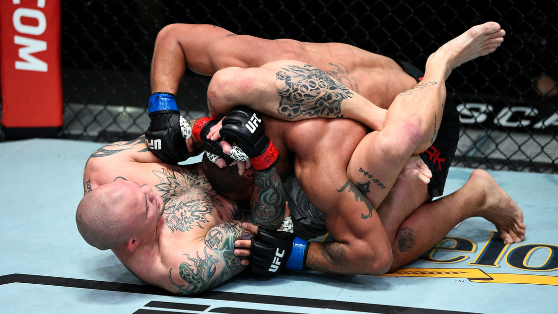 UFC: Smith ends slump, submits Clark in 1st round