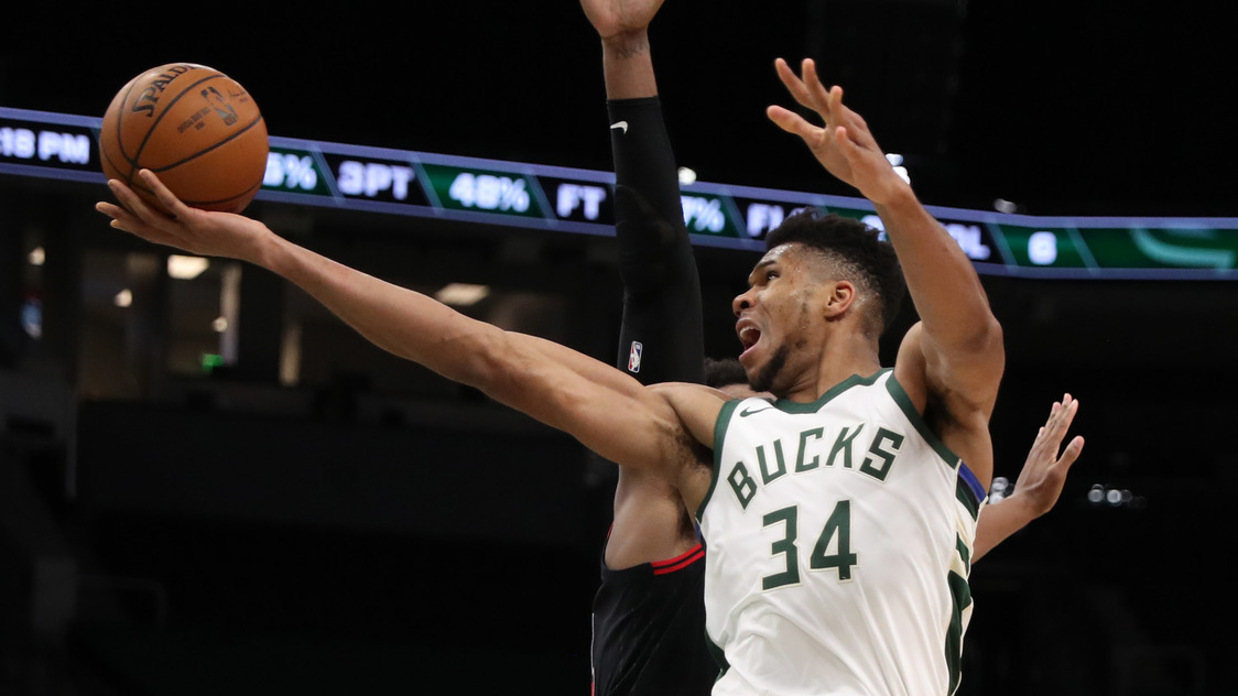 Giannis records careerhigh 1st half in Bucks' win over Pistons