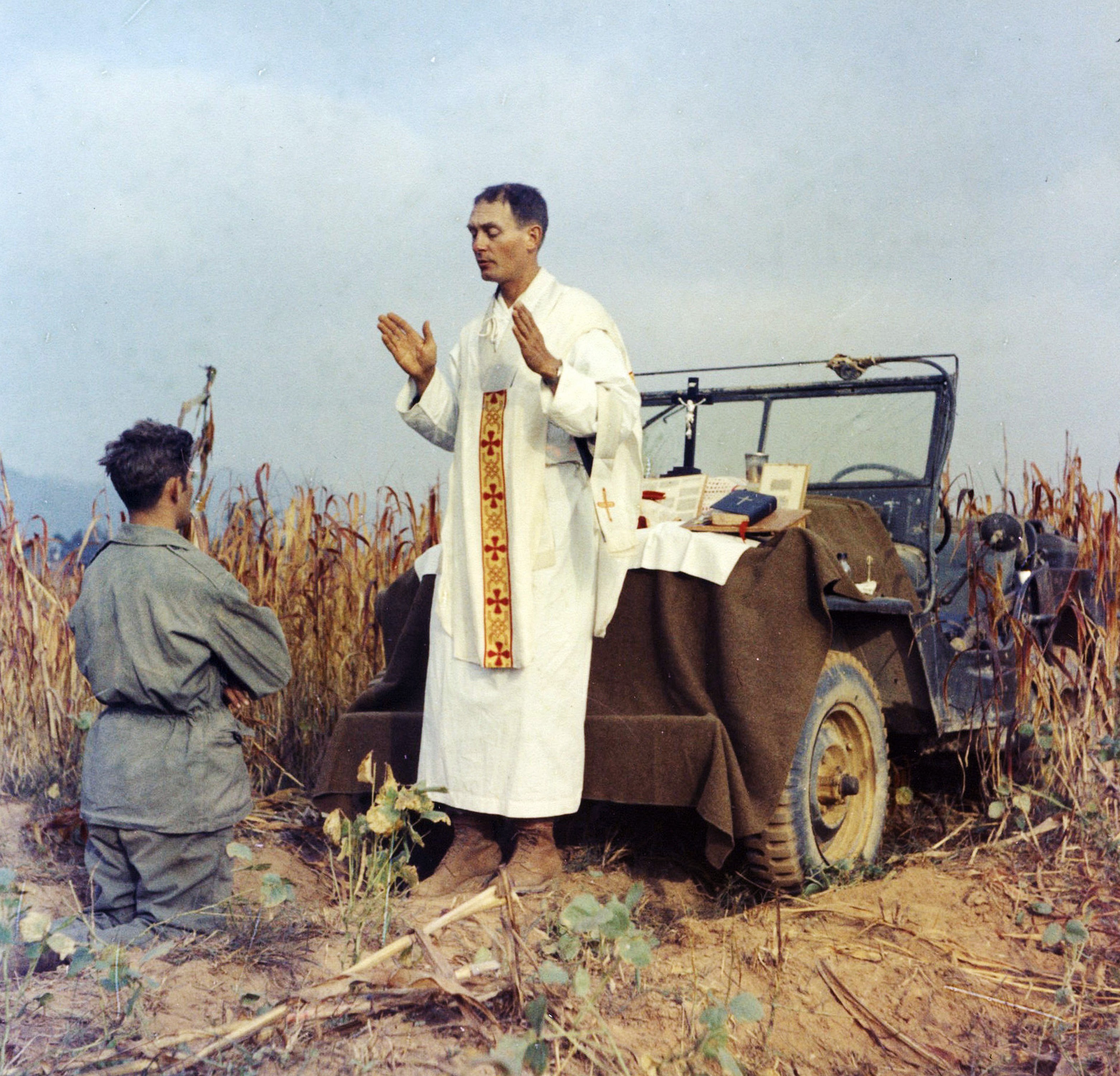 Pendeta Angkatan Darat AS Emil Kapaun sedang maju menuju kesucian