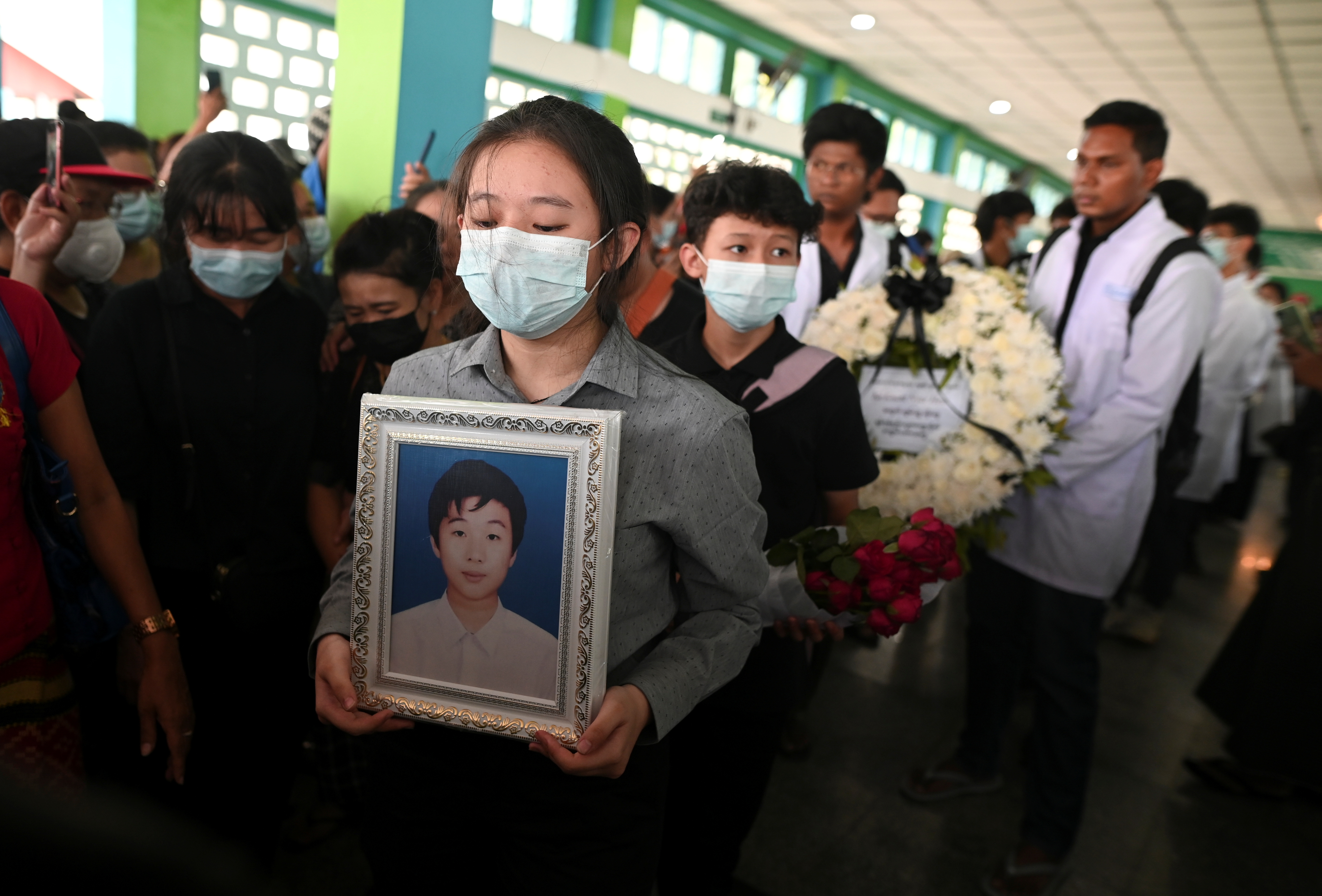 Keluarga-keluarga di Myanmar mengadakan pemakaman untuk orang-orang terkasih mereka ketika para aktivis menghadapi tindakan keras keamanan