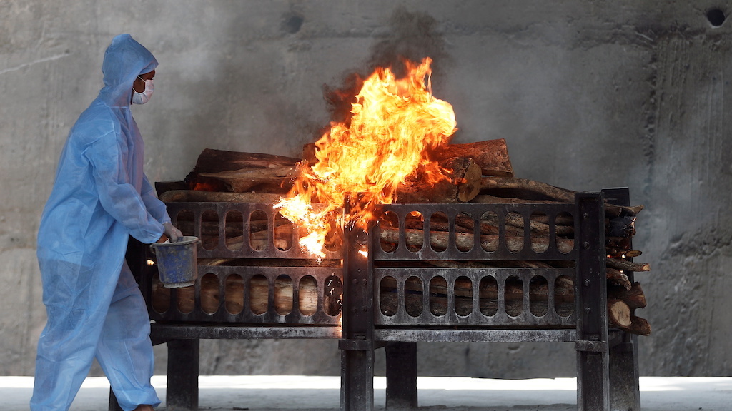 Nonstop cremation questions India’s COVID-19 death count