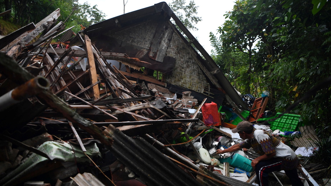 Indonesian president orders Java rescue efforts after quake kills 8