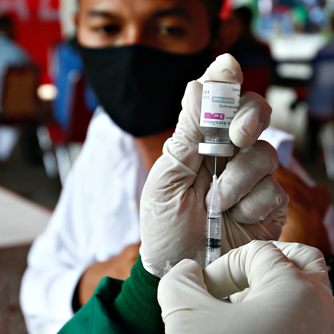 Hundreds Of Vaccinated Indonesian Health Workers Get Covid 19 Dozens In Hospital<script async src=
