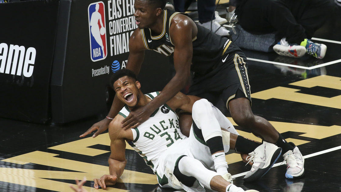 Giannis Antetokounmpo exits with hyperextended knee