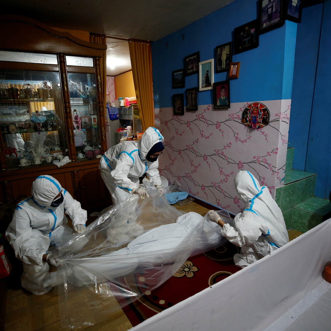 Volunteer Undertakers Carry Indonesian Dead From Homes As Covid 19 Deaths Rise