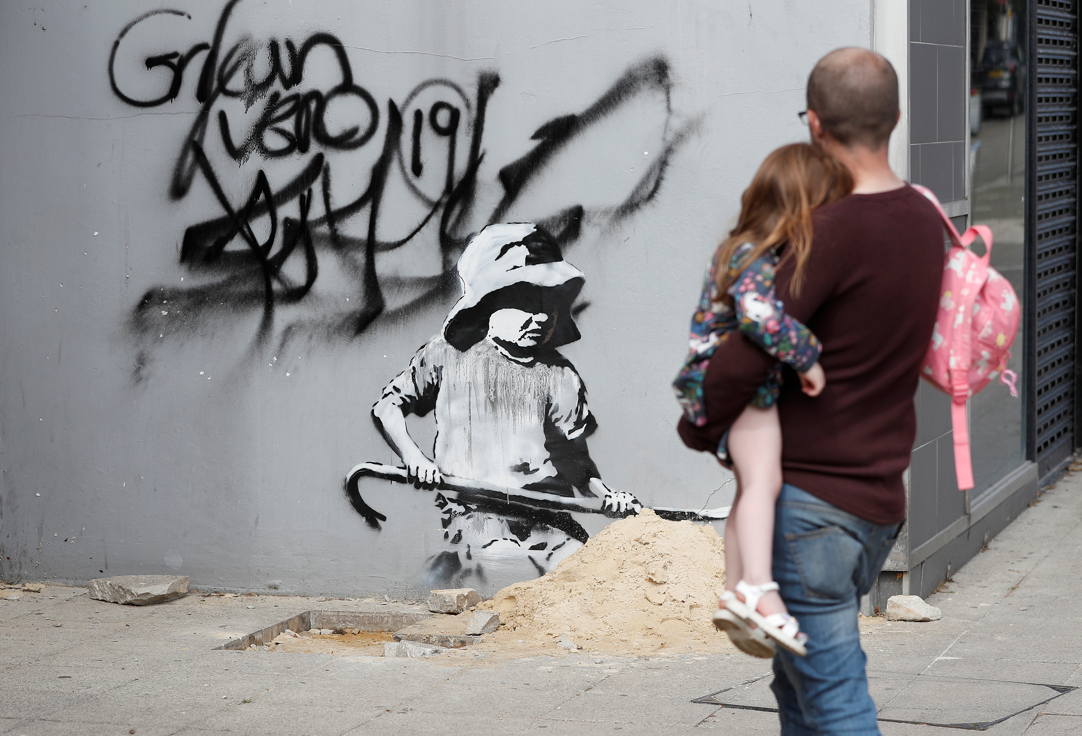 Banksy the british. Мурал Бэнкси. Джейми Хьюлетт Бэнкси. Бэнкси 2021. Найтли Бэнкси.