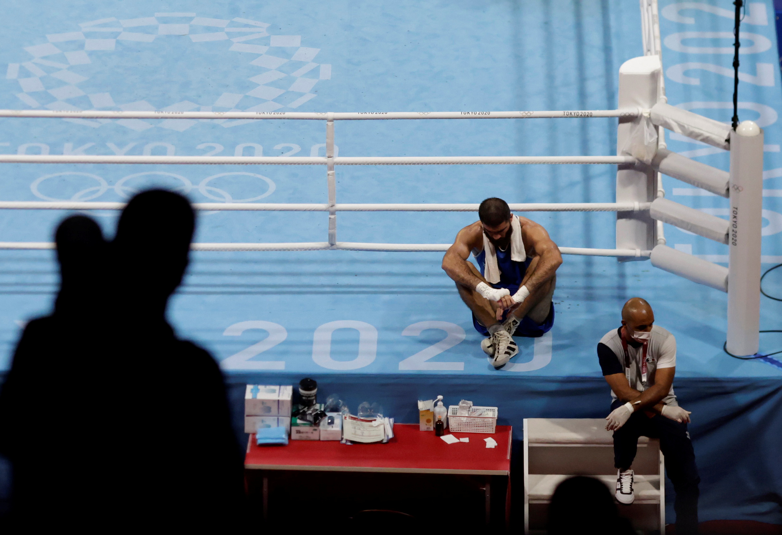 Удар в затылок боксер инвалид. Мурад Алиев боксер. Боксеры из Франции. Судья на ринге.