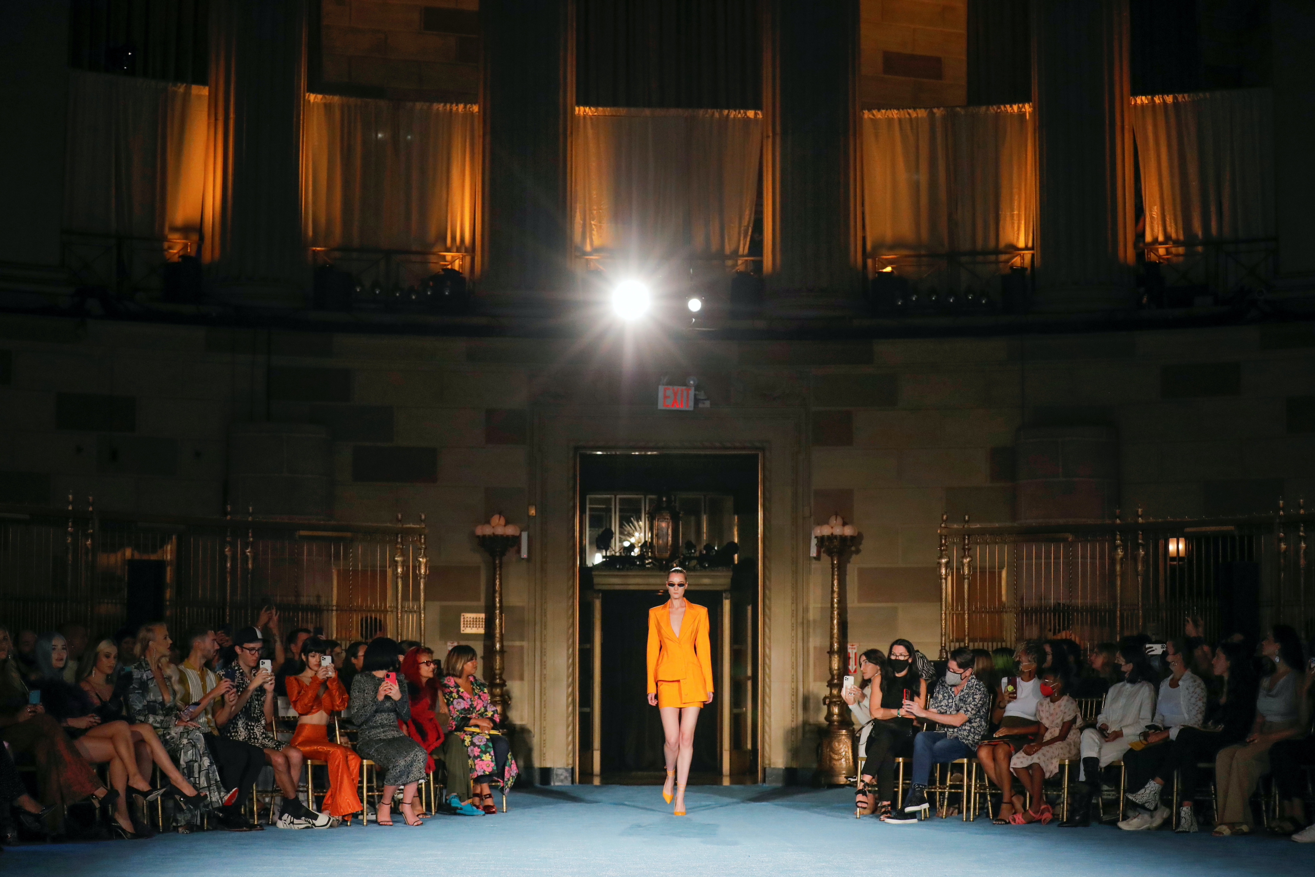 NY Fashion Week dibuka dengan warna, bunga oleh Badgle Mischka, Tadashi Shoji