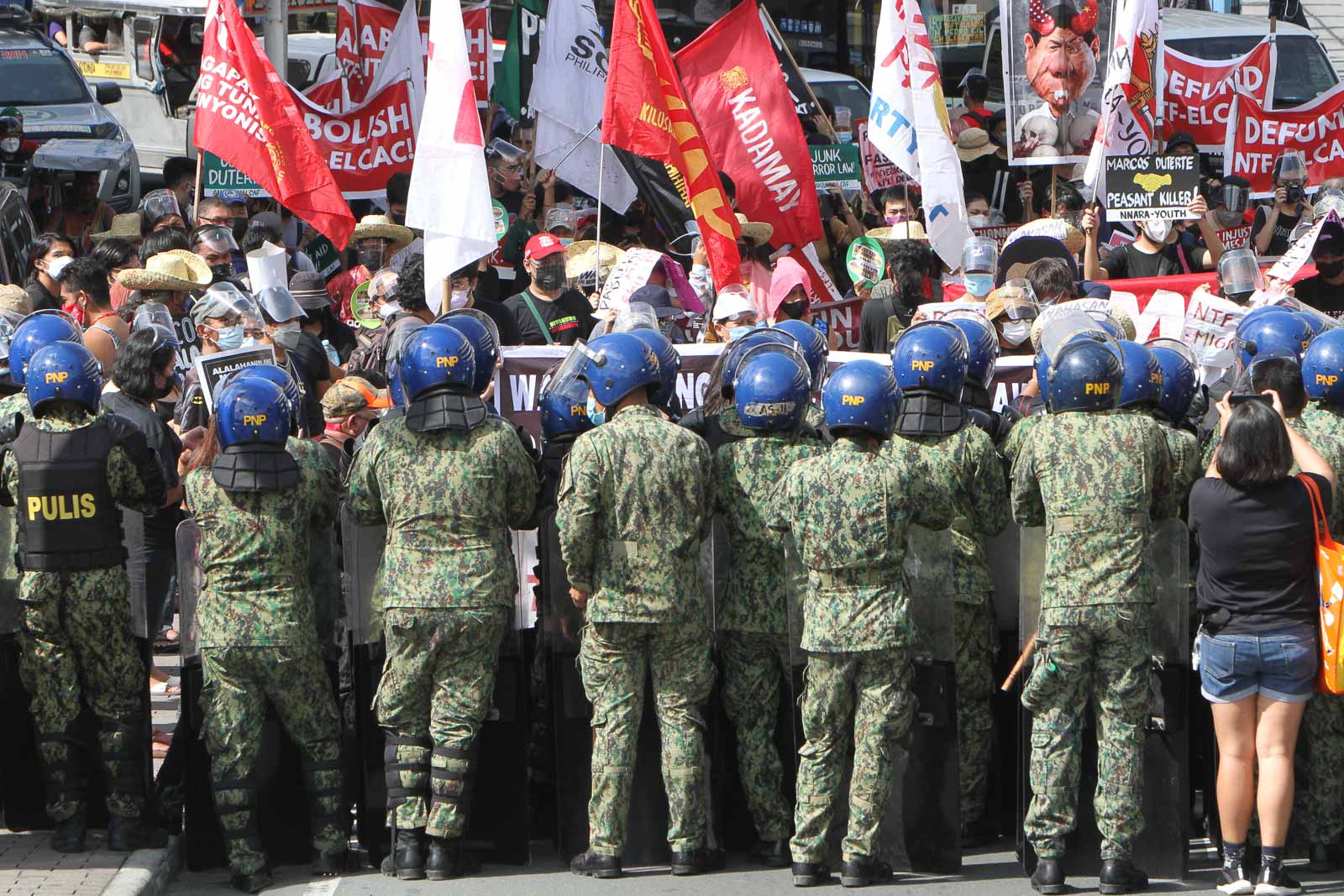 Polisi memblokir pengunjuk rasa selama protes peringatan Darurat Militer