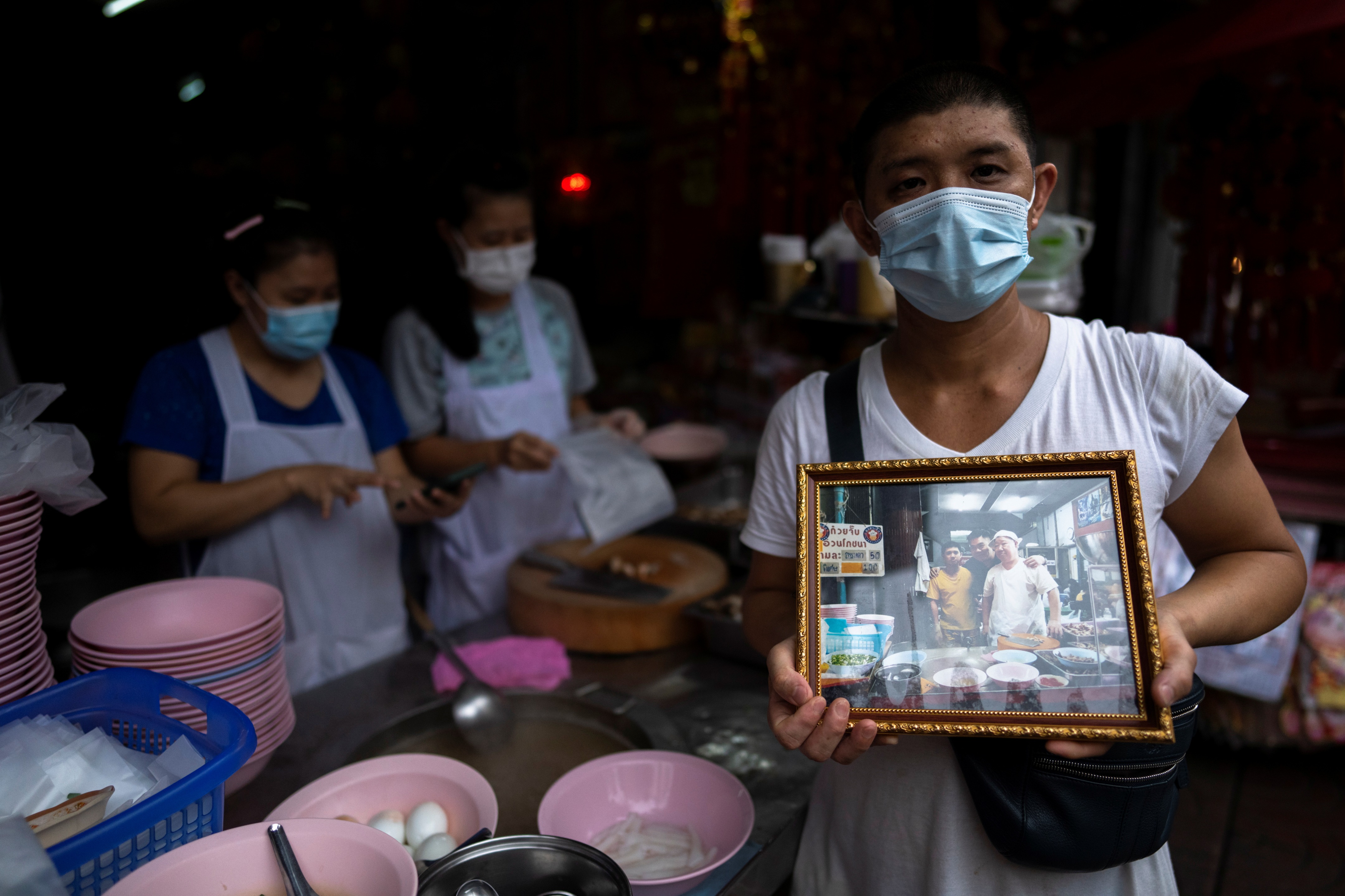 Kematian akibat COVID-19 mengguncang kedai jajanan kaki lima terkenal di Bangkok, para ahli warisnya mengambil tindakan