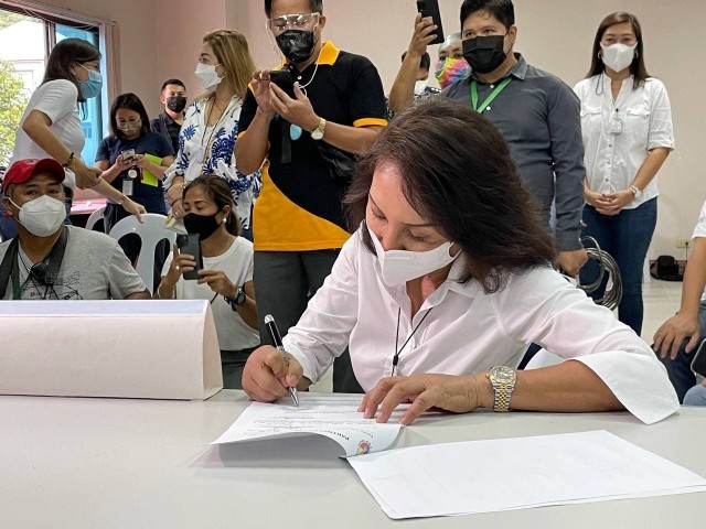 Gwen Garcia files for reelection as Cebu governor - Vimarsana News