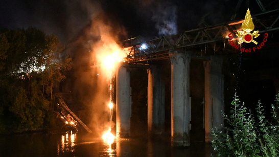 Fire Damages Rome S 19th Century Iron Bridge