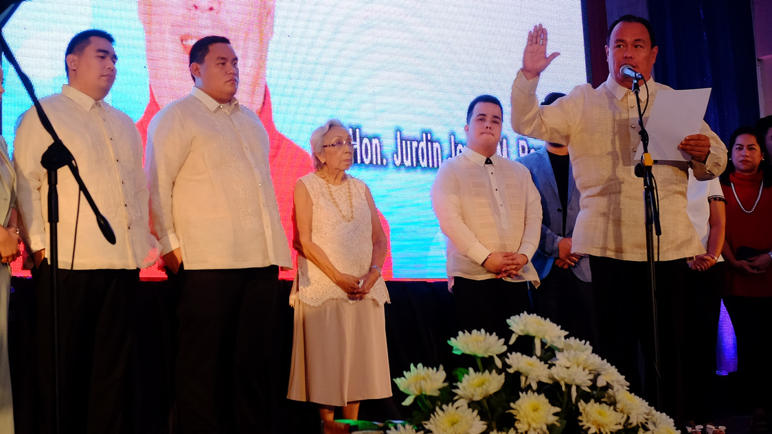 Romualdos trade places, seek reelection in Camiguin Island - Vimarsana News
