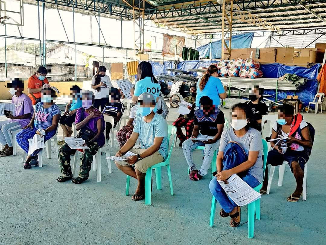 Toko bahan makanan dan mobil van mempromosikan kampanye vaksin COVID-19 di Bulacan, Pampanga