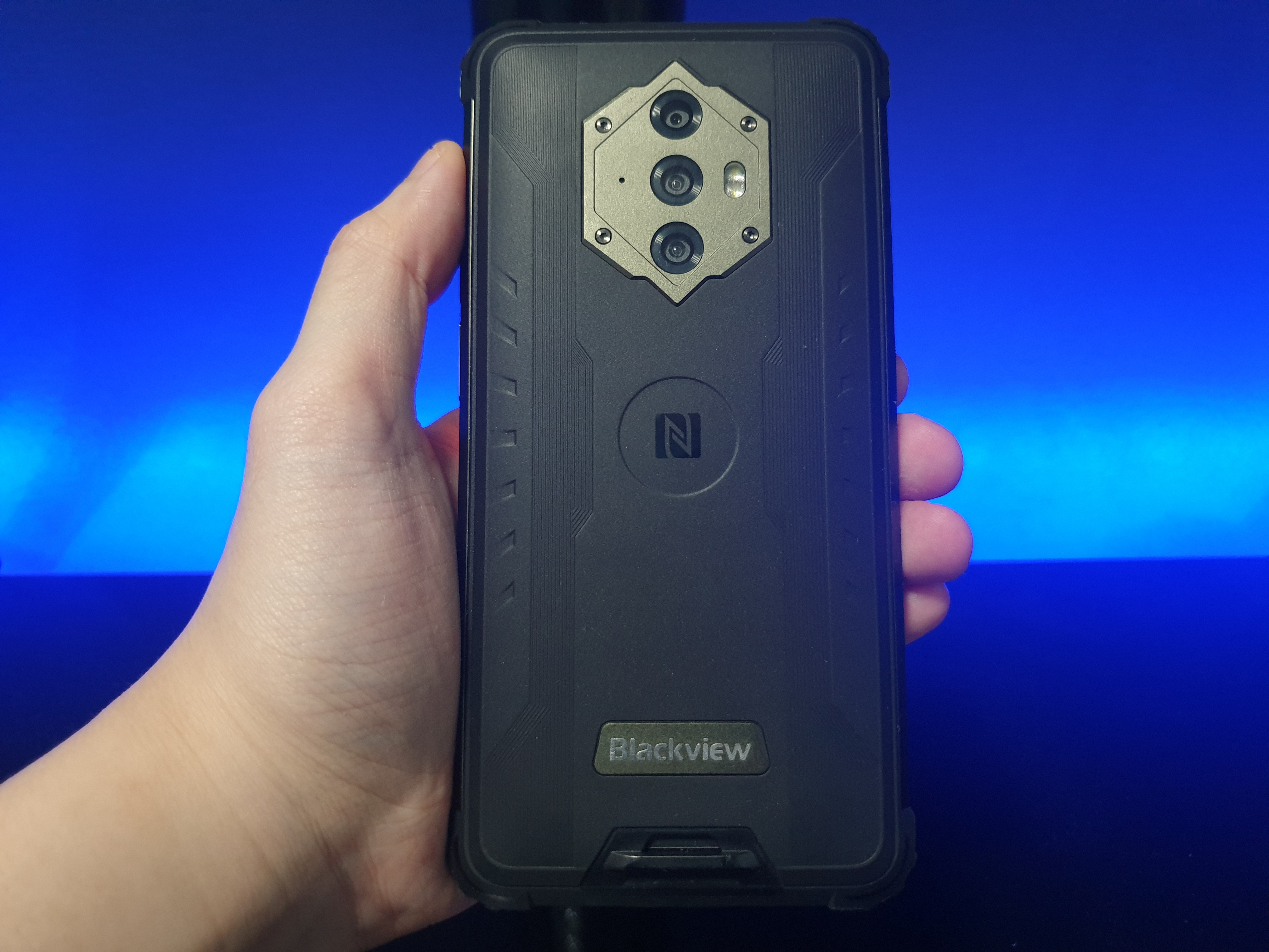 Blackview BV6600 adalah ponsel tangguh dengan baterai 8.580 mAh