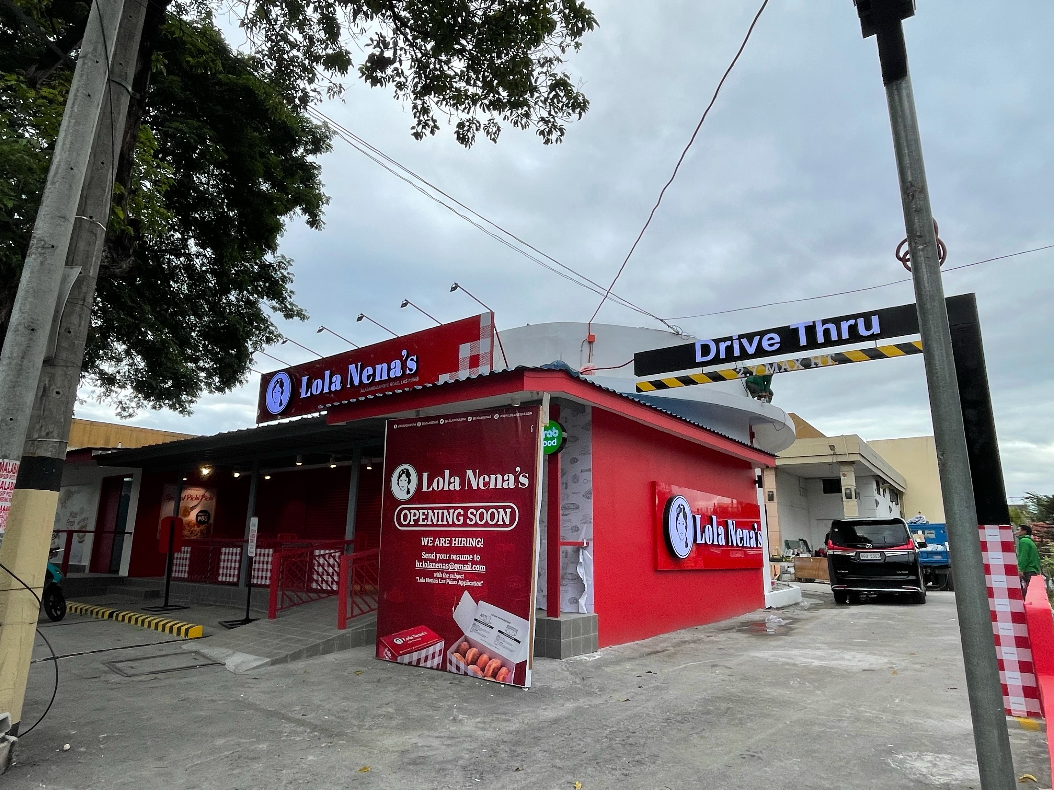 Donat dalam perjalanan!  Lola Nena membuka toko drive-through pertama