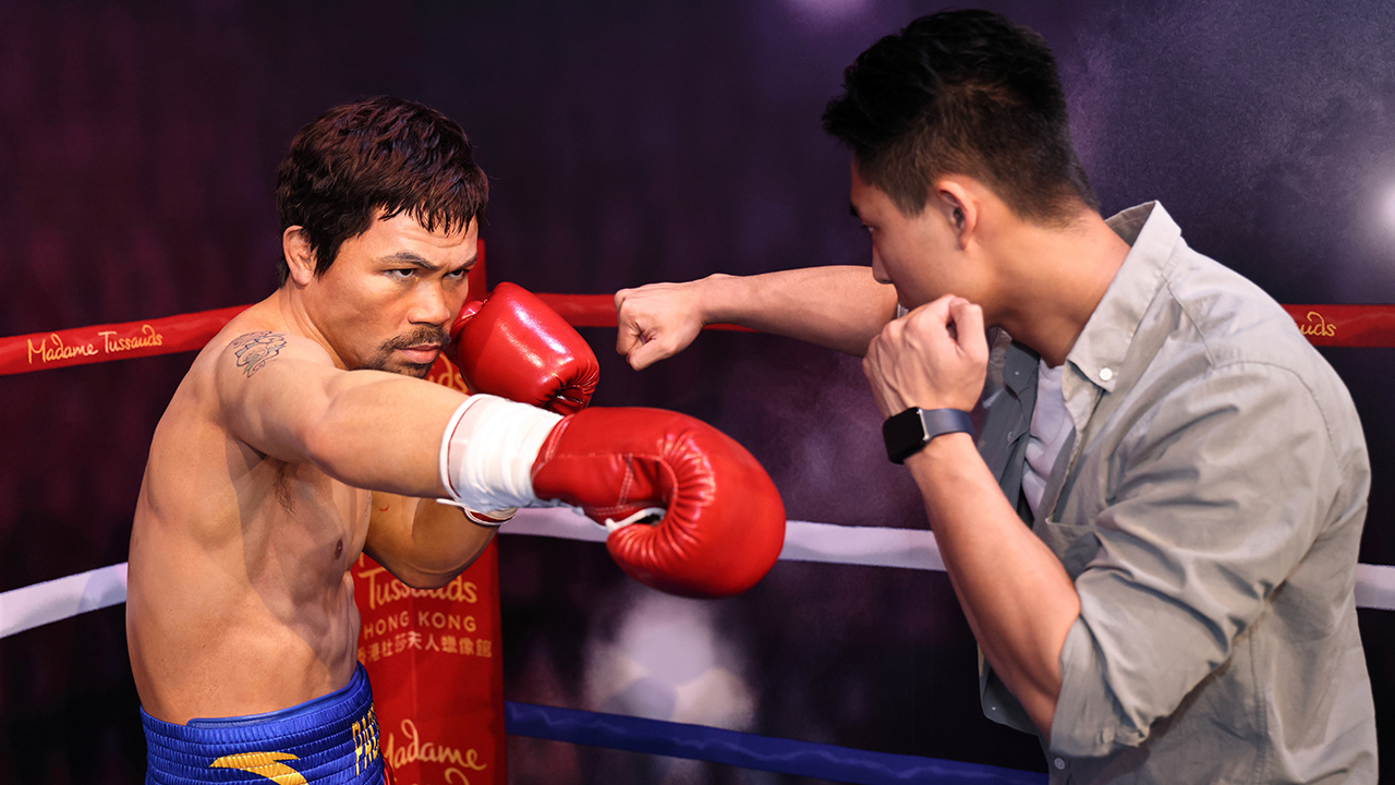 Bertanding dengan Manny Pacquiao di atas ring di Madame Tussauds Hong Kong