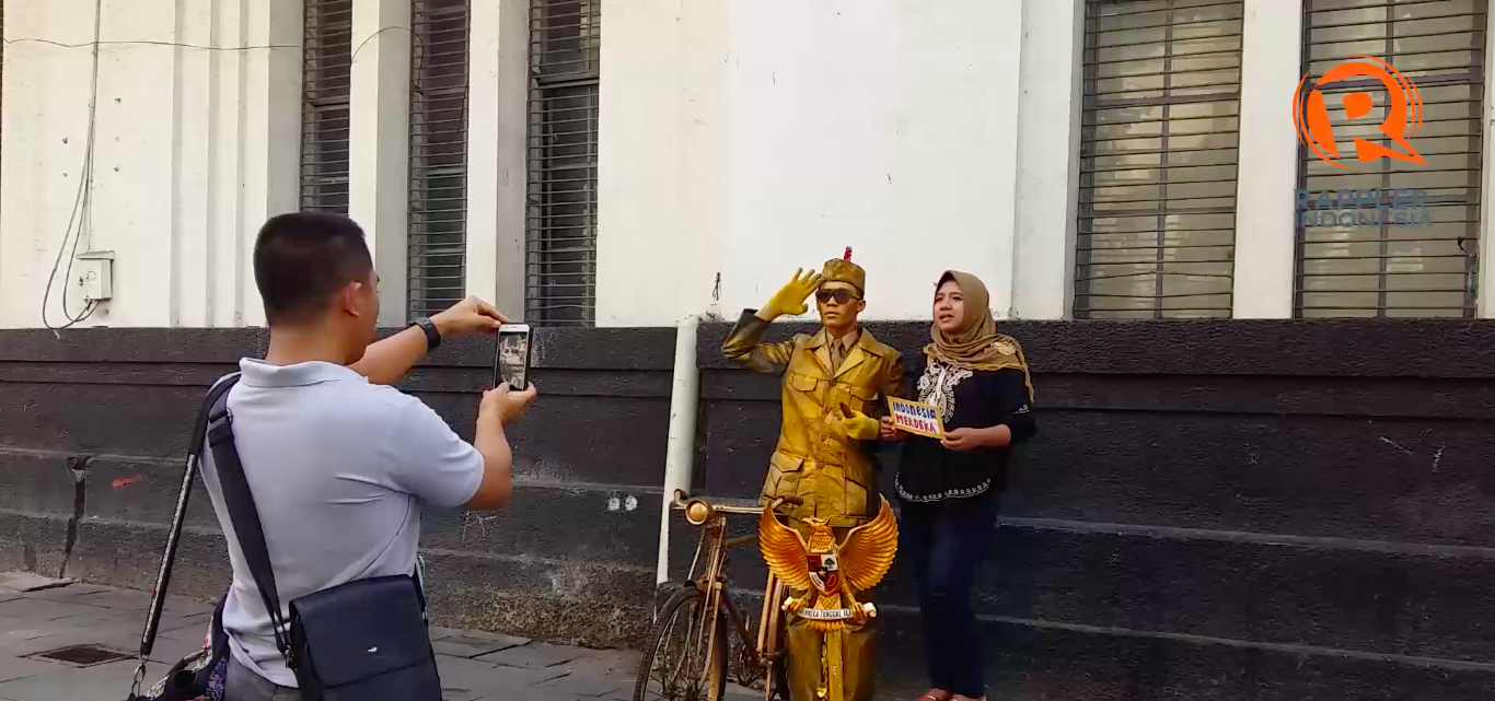 Sosok di  balik manusia  patung di  Kota  Tua