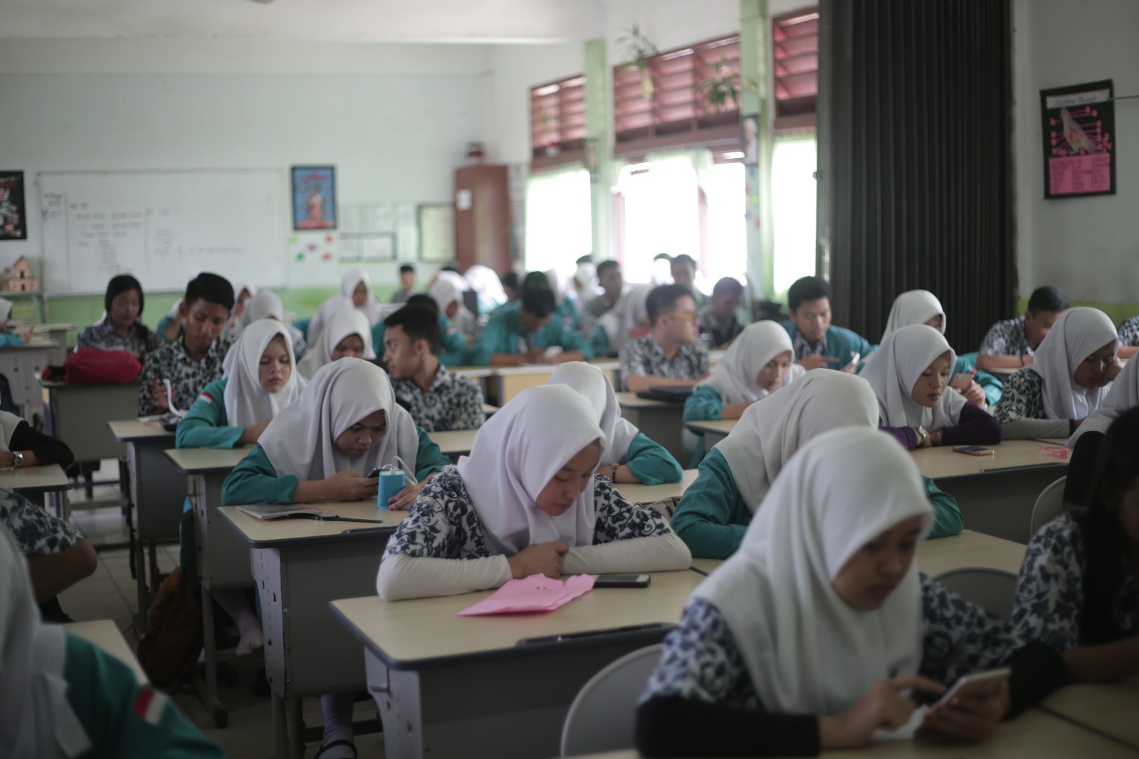 Membuka lebar pintu Ruang  Guru  demi akses pendidikan