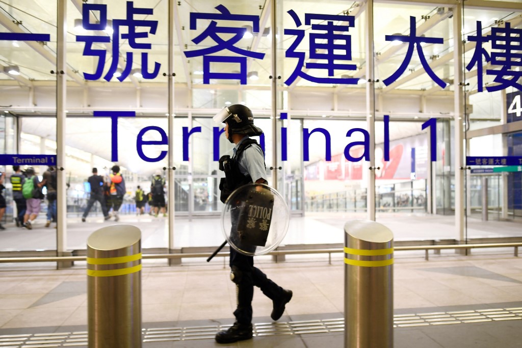 Blockade, beating, pepper spray on second day of Hong Kong airport chaos