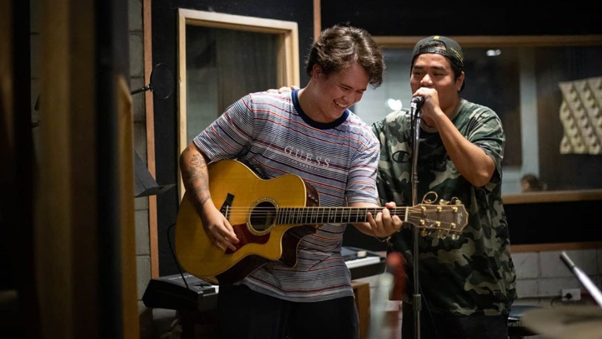 LISTEN: juan karlos and Gloc-9 pay tribute to OFWs in 'Sampaguita'