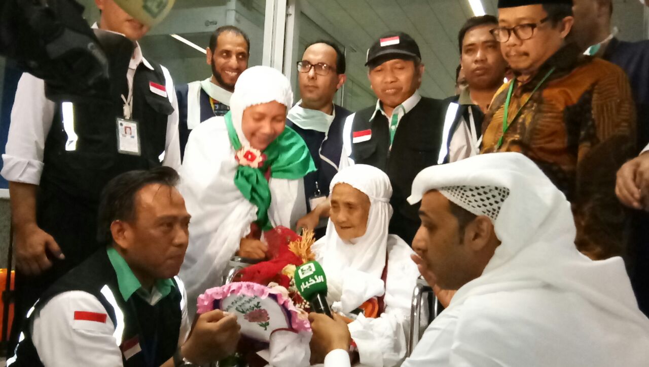 Jemaah haji tertua asal Indonesia, Bay Mariah disambut ...