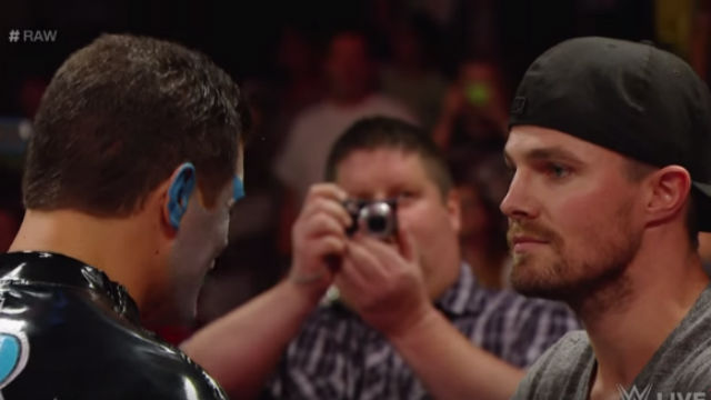 Watch Arrow Star Stephen Amell Takes On Stardust On Wwe Raw