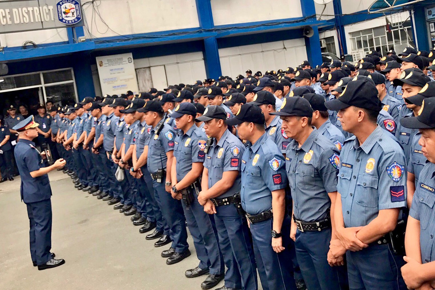 caloocan-policemen-get-tongue-lashing-during-send-off