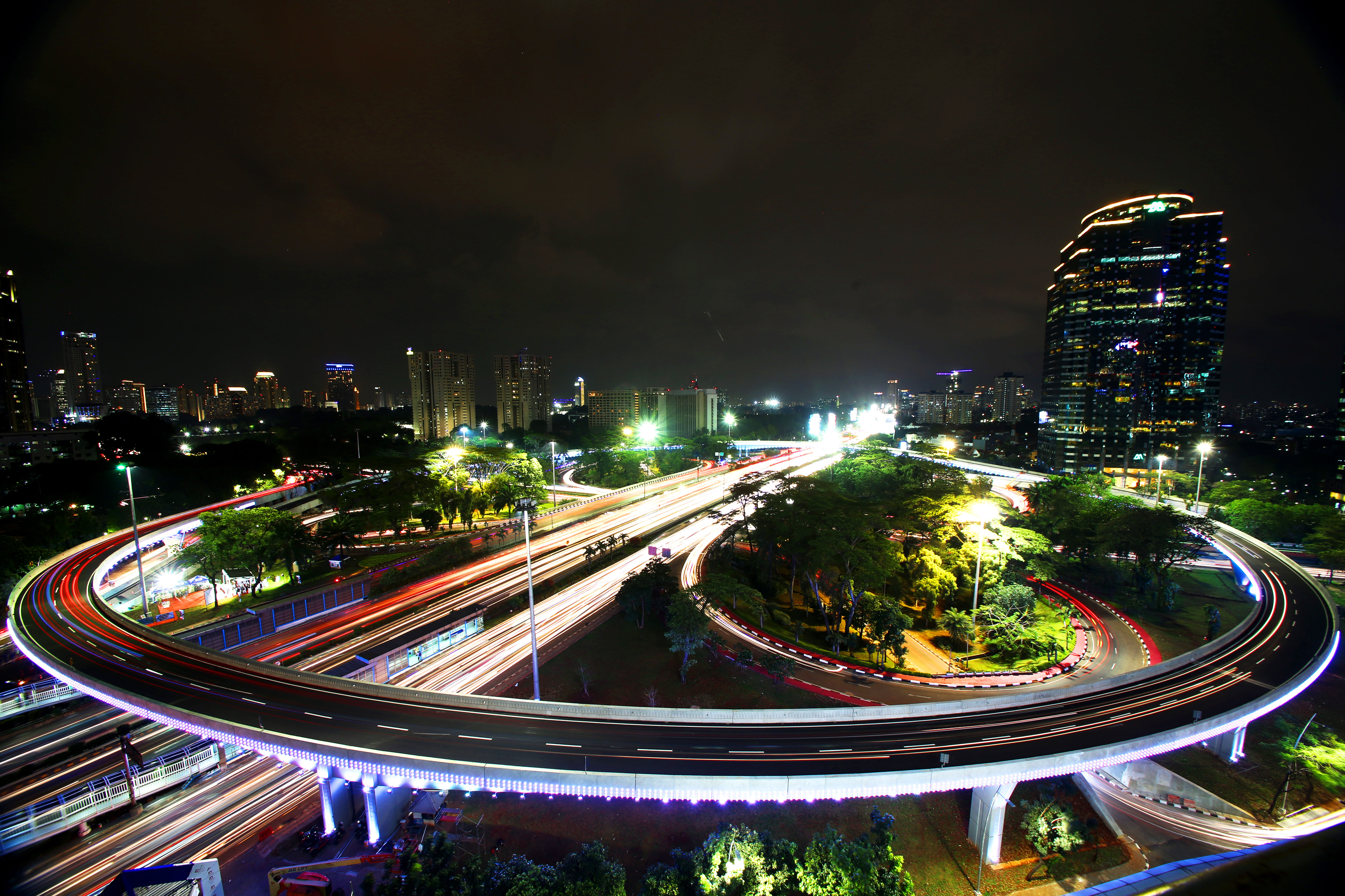 FOTO Cantiknya Jembatan Simpang Susun Semanggi di malam hari