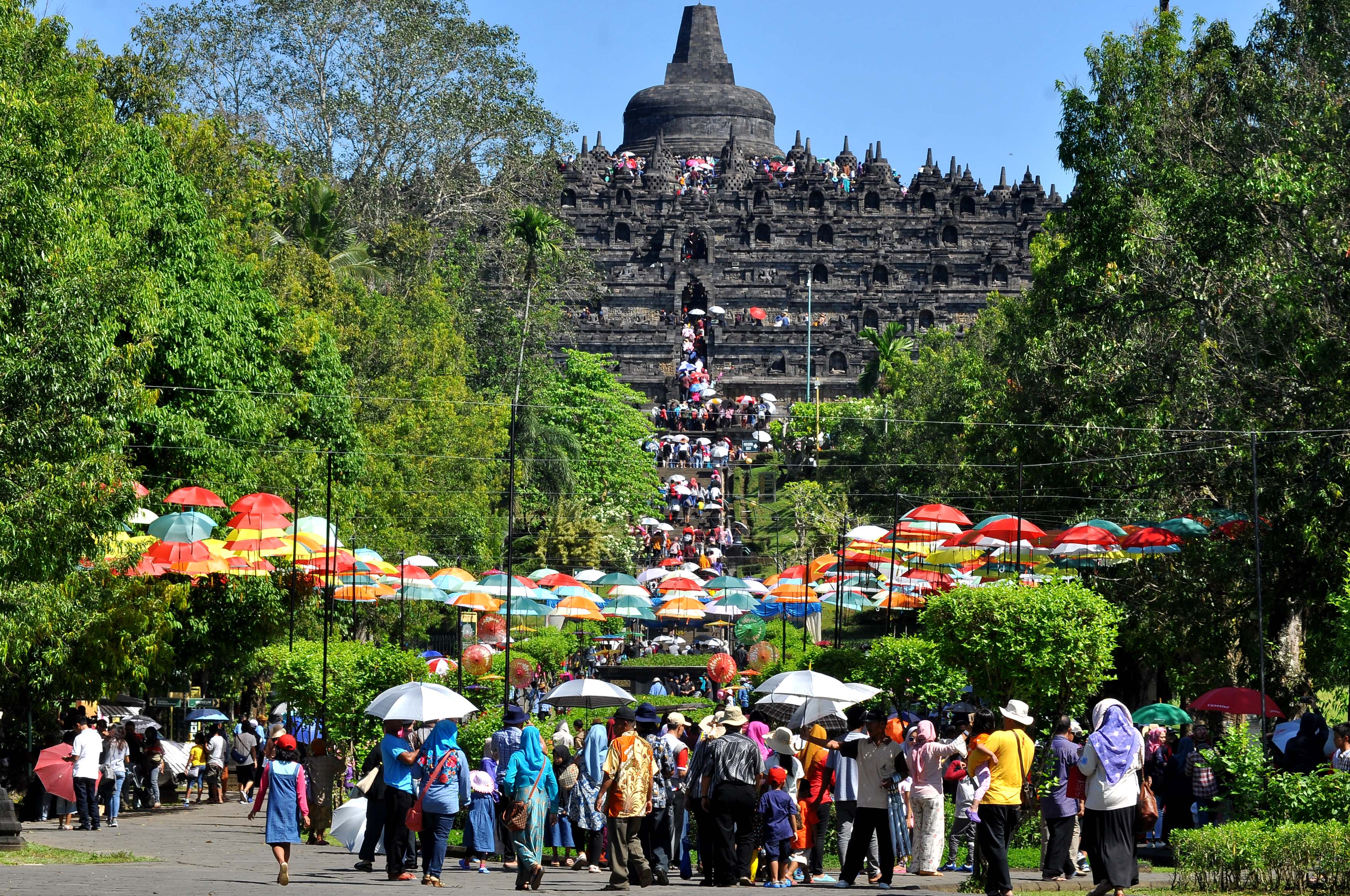Merawat Candi Borobudur dengan tidak duduk di stupa