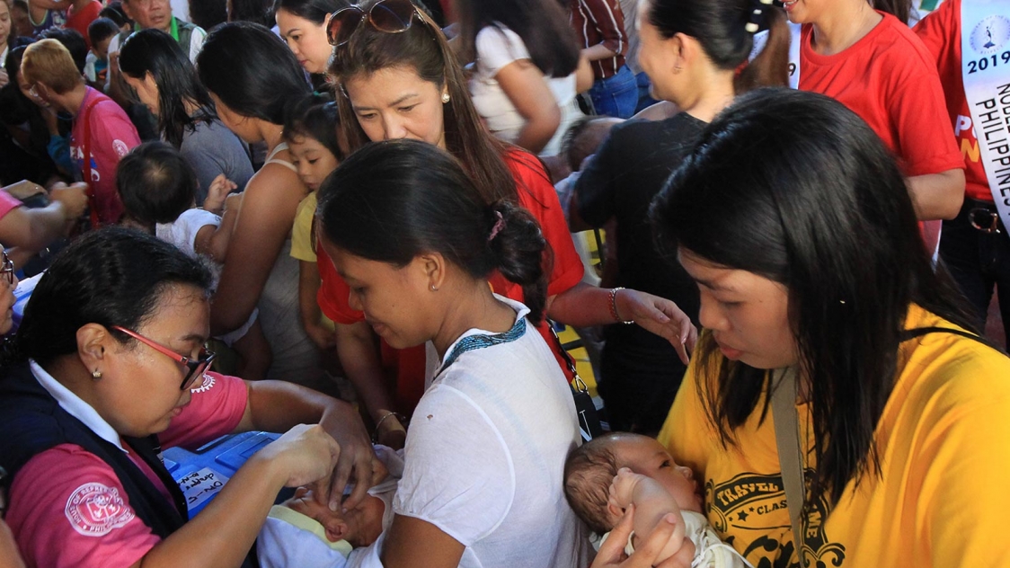 As coronavirus pandemic drags on, Philippines resumes polio immunization